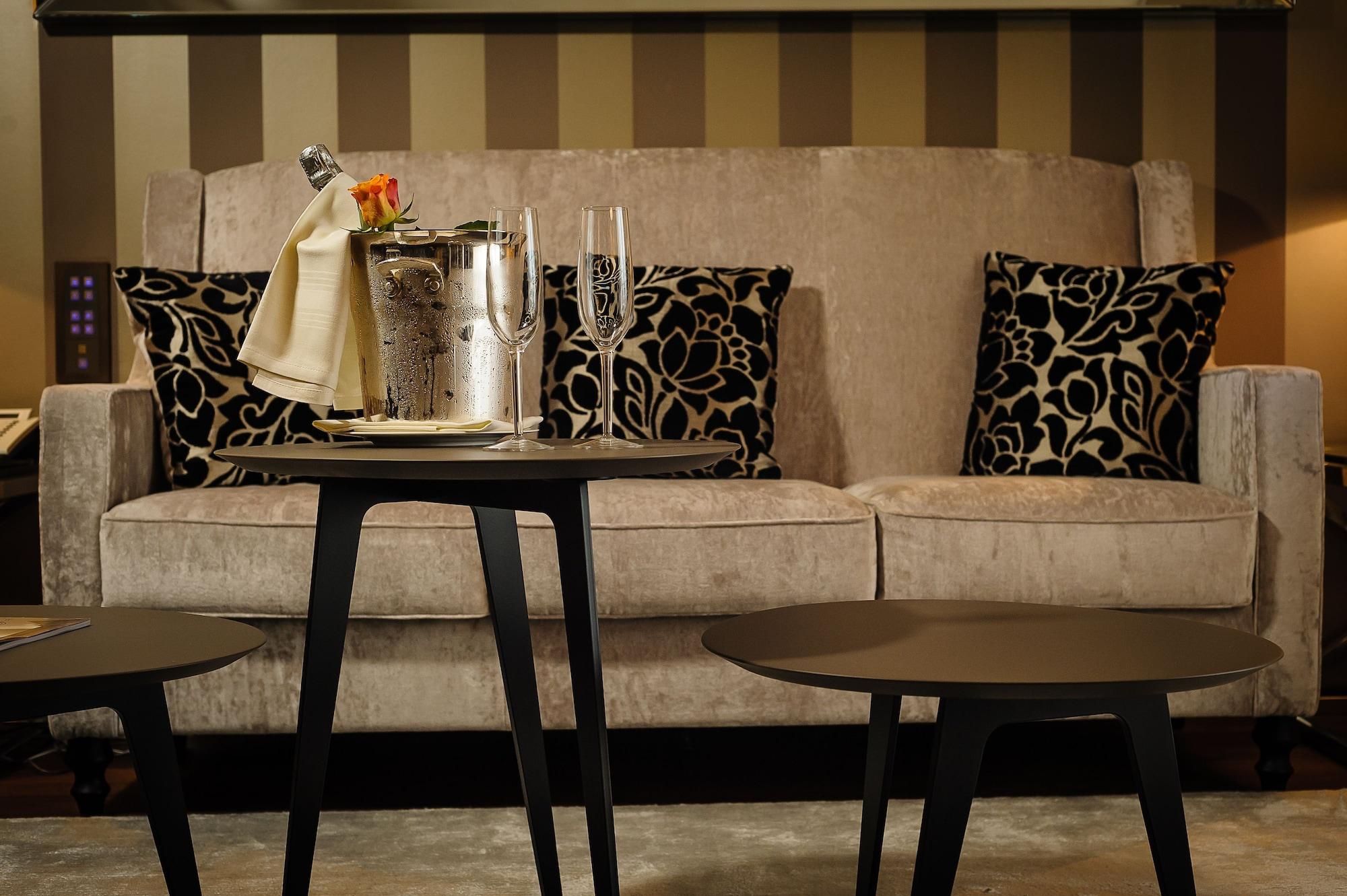 로잔 팰리스 호텔 외부 사진 A sofa in a hotel room