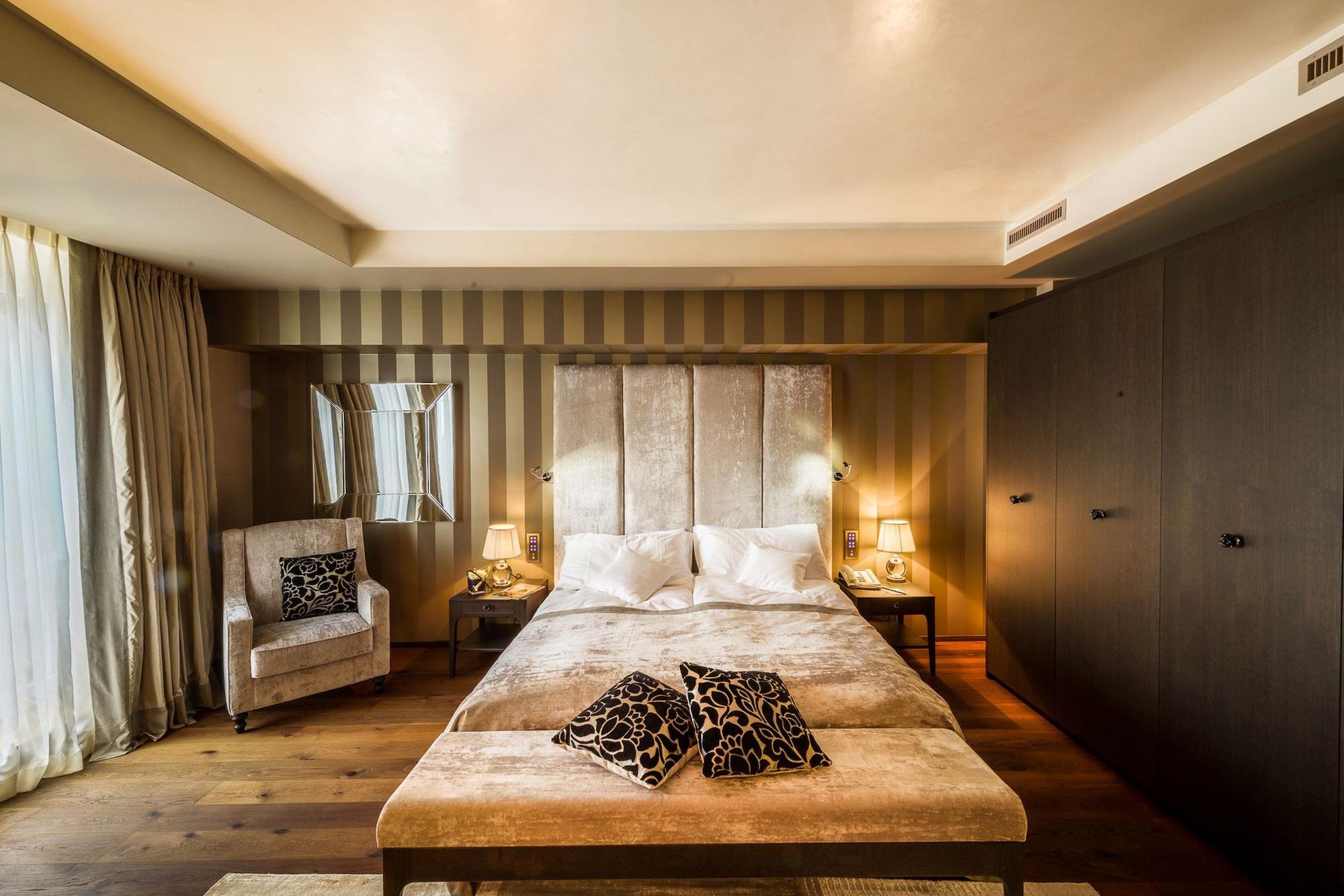 로잔 팰리스 호텔 외부 사진 A bedroom at the Mandarin Oriental