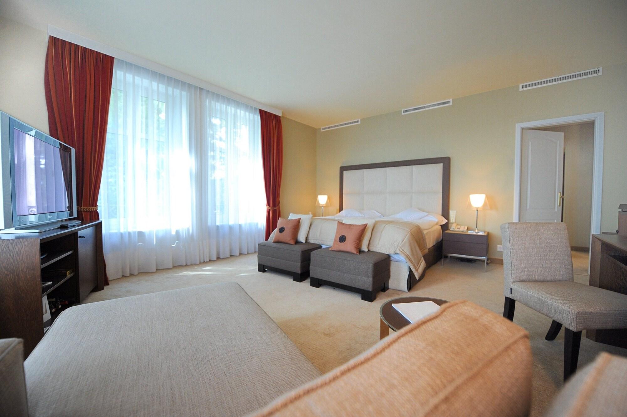 로잔 팰리스 호텔 외부 사진 A bedroom at the hotel