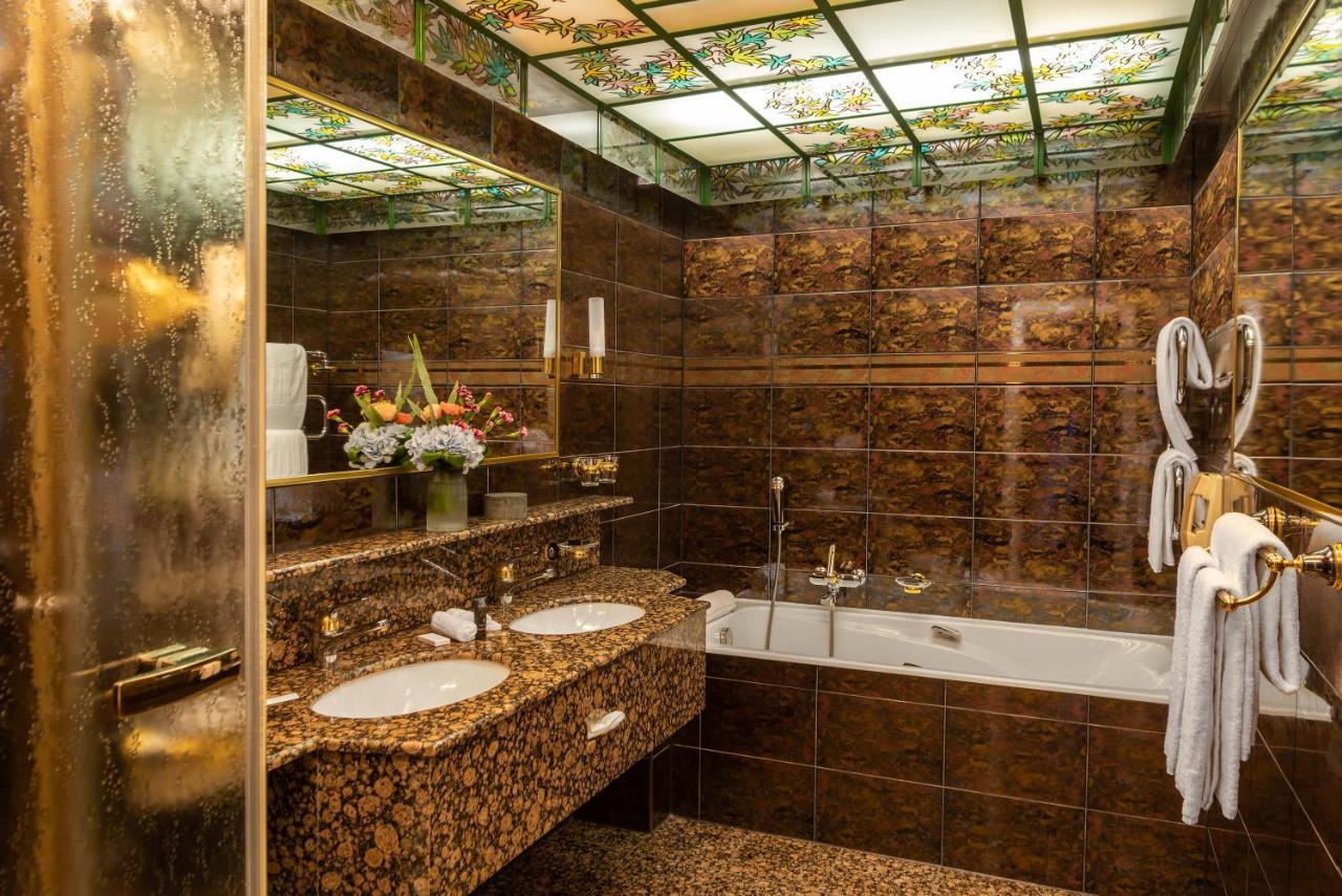 로잔 팰리스 호텔 외부 사진 Bathroom