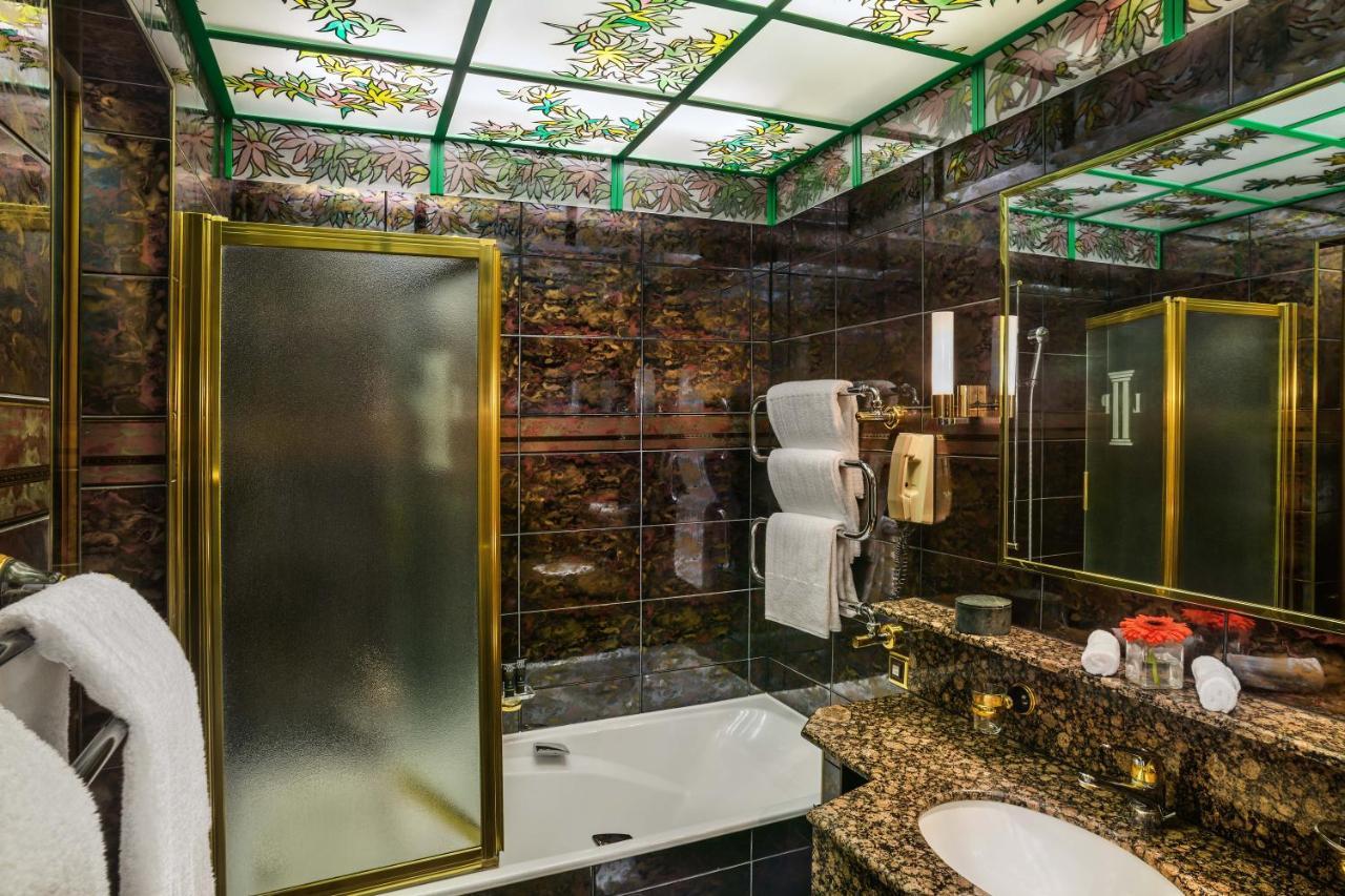 로잔 팰리스 호텔 외부 사진 Bathroom