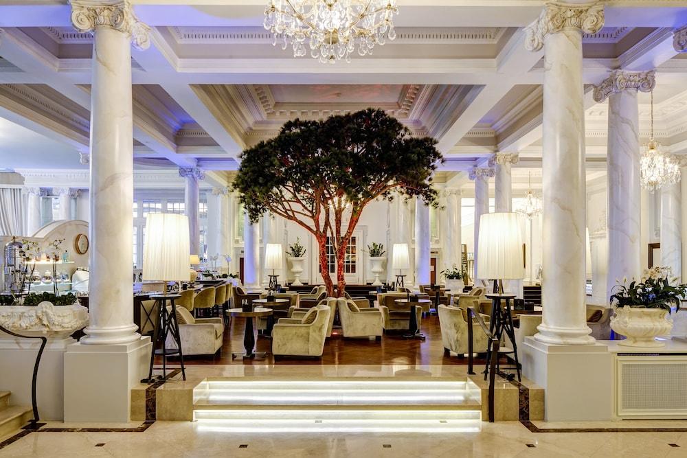 로잔 팰리스 호텔 외부 사진 The lobby of the hotel