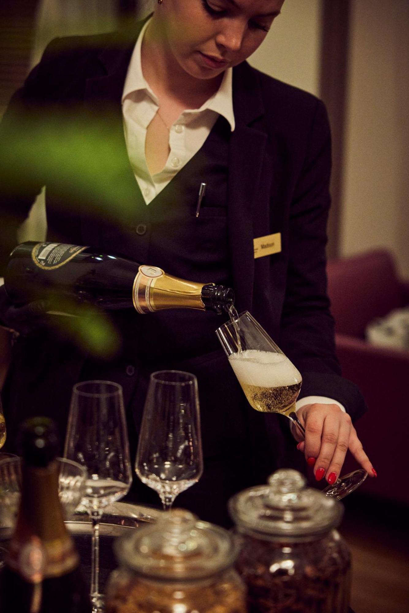 로잔 팰리스 호텔 외부 사진 A butler serving champagne