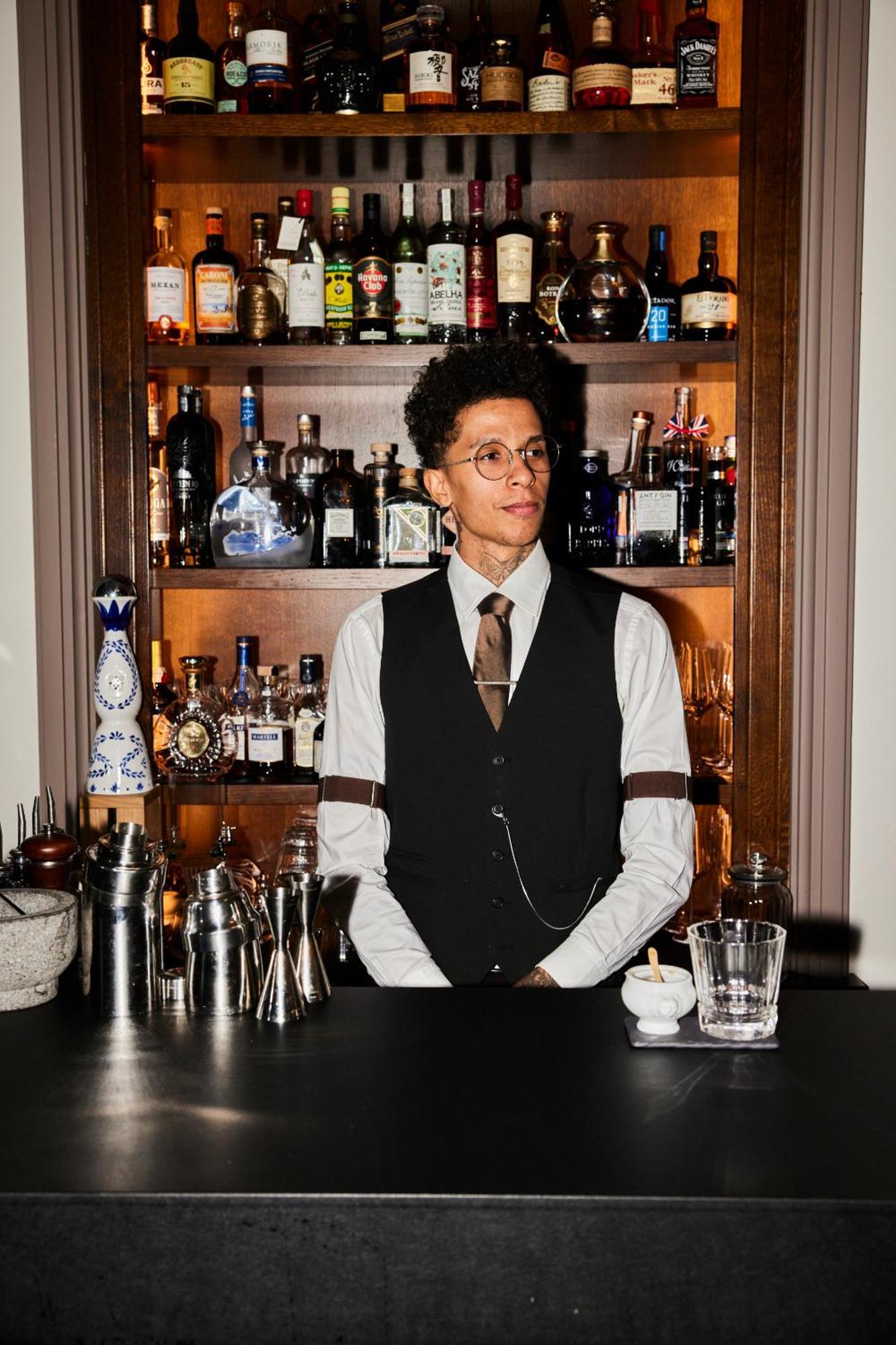 로잔 팰리스 호텔 외부 사진 A bartender at work
