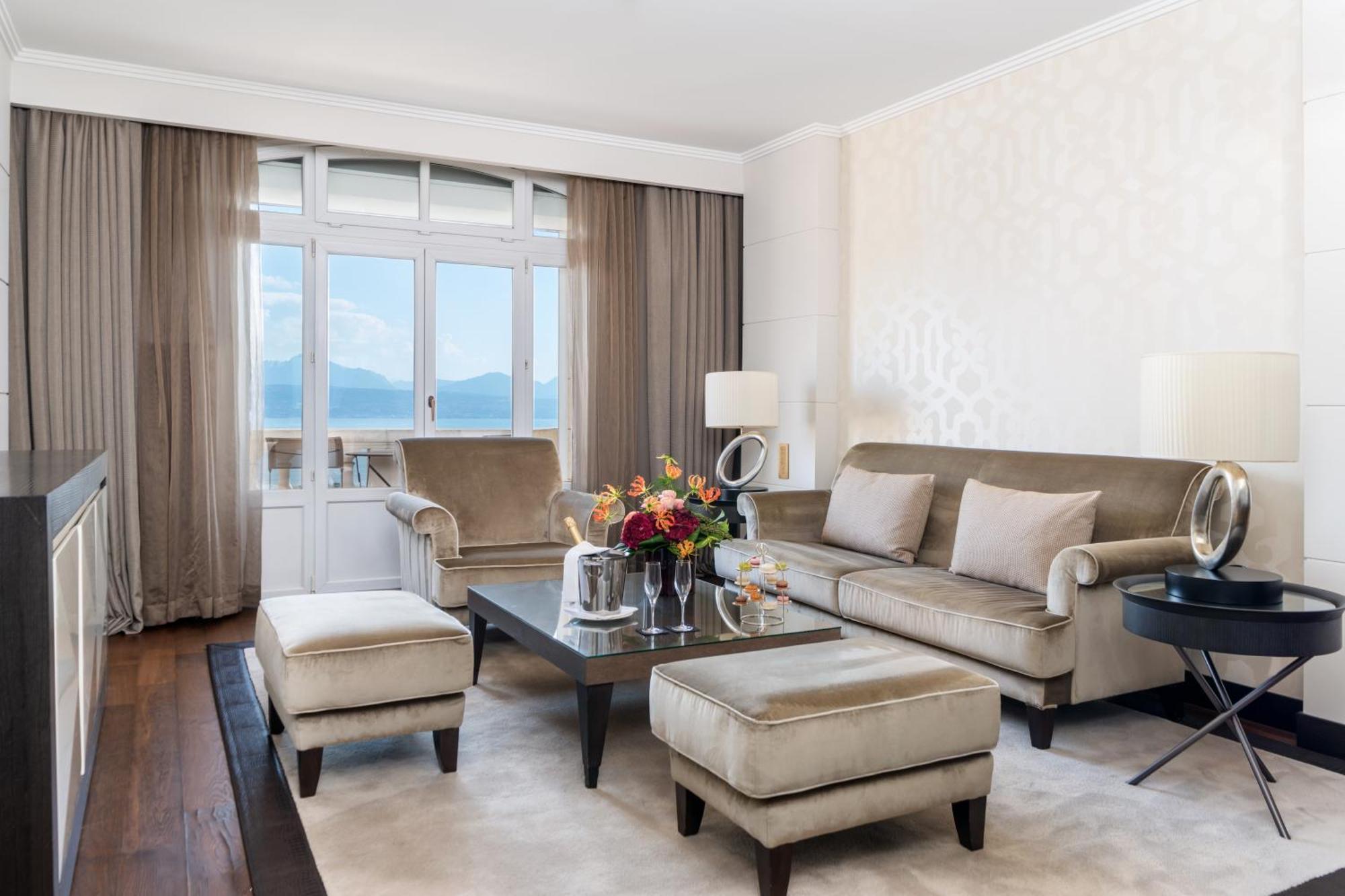 로잔 팰리스 호텔 외부 사진 A living room at the Four Seasons Hotel