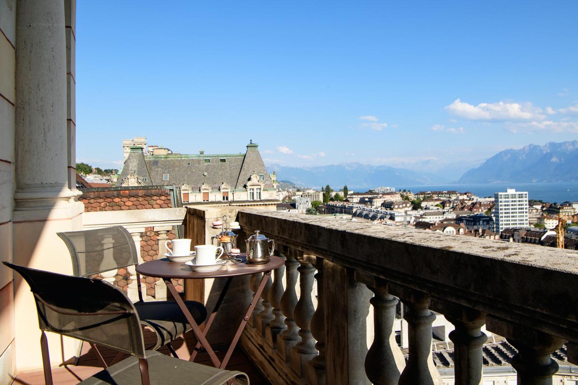 로잔 팰리스 호텔 외부 사진 View from the balcony of a suite at the Hotel de l'Europe