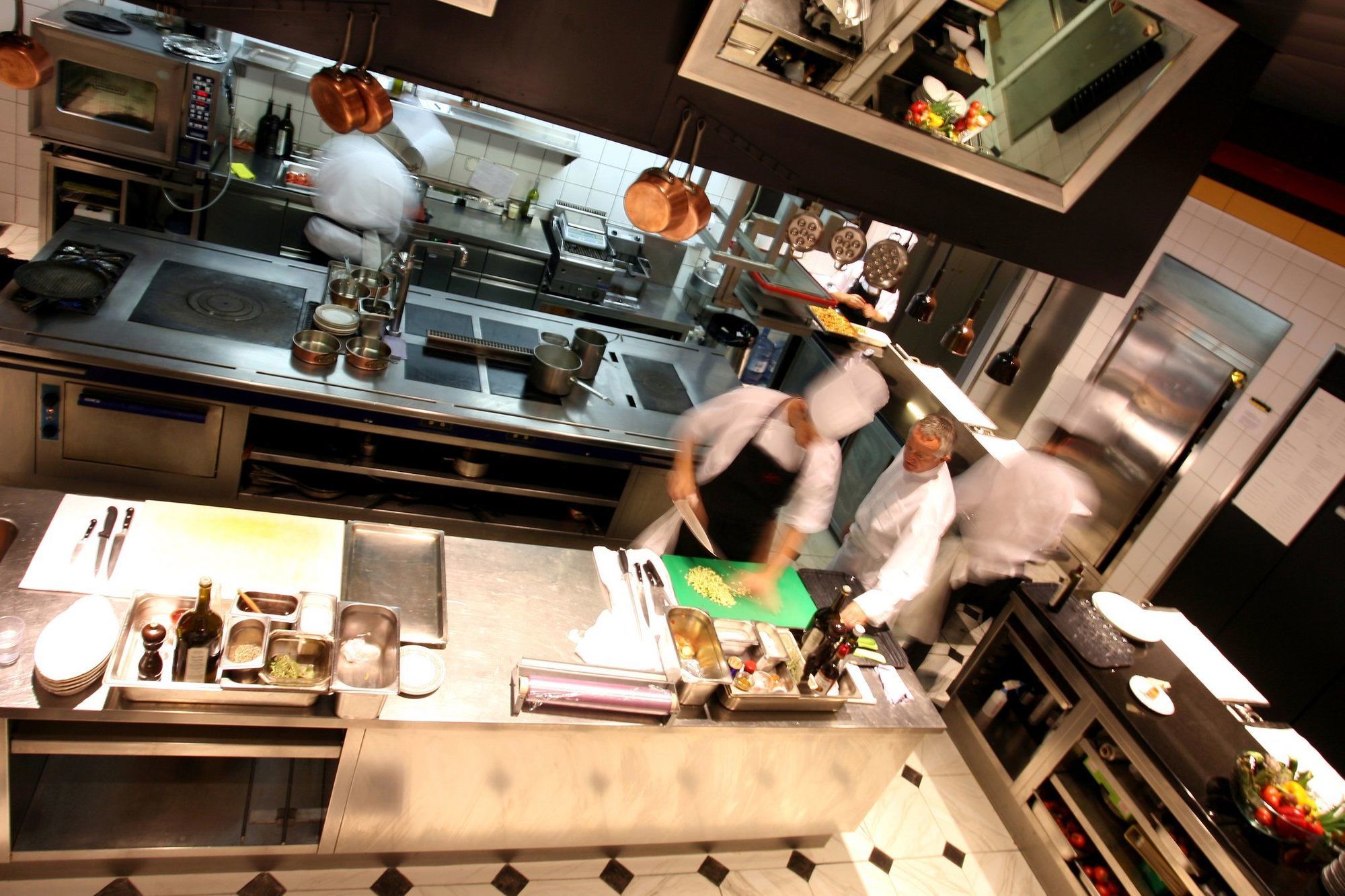 로잔 팰리스 호텔 레스토랑 사진 A restaurant kitchen